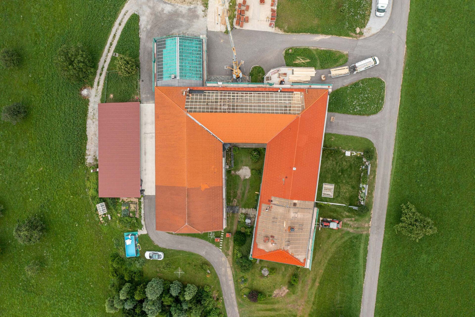 Veduta aerea delle falde del tetto con l’impianto fotovoltaico